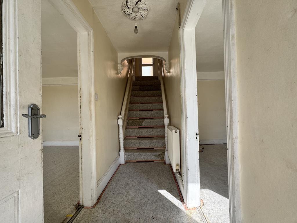 Lot: 130 - MID-TERRACE CORNER HOUSE - Entrance Hall